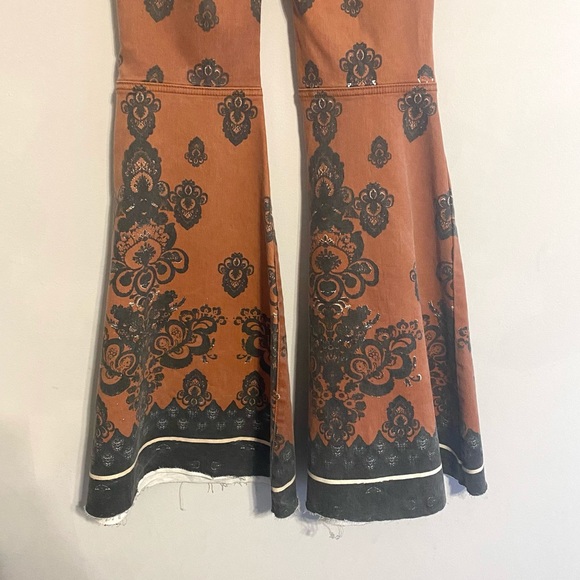 NEW RARE Free People Just Float On Printed Flare Jeans Size 25 Rust Combo - Picture 5 of 16